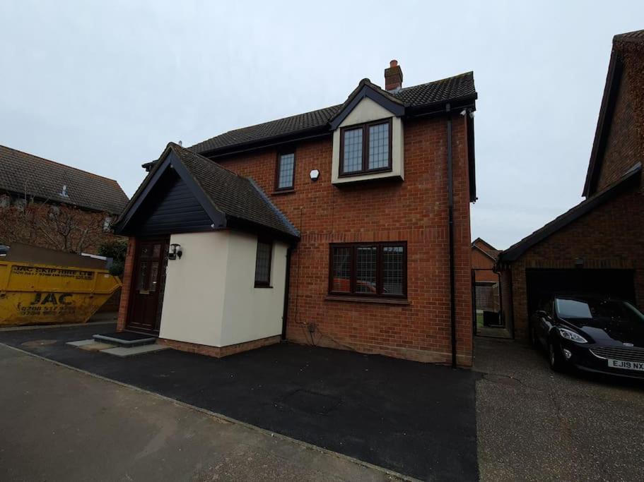 London Luxury 6 Bedroom Family House Sleeps 12 People Parking For 4 Cars Close To Tube. Chigwell Eksteriør bilde