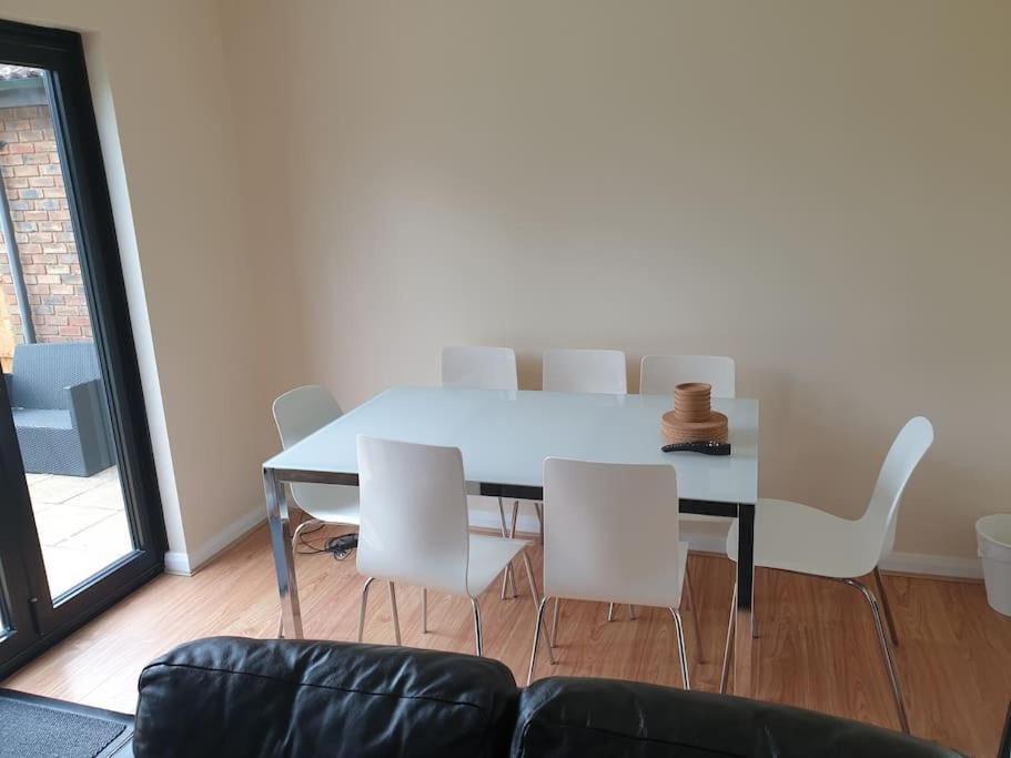 London Luxury 6 Bedroom Family House Sleeps 12 People Parking For 4 Cars Close To Tube. Chigwell Eksteriør bilde