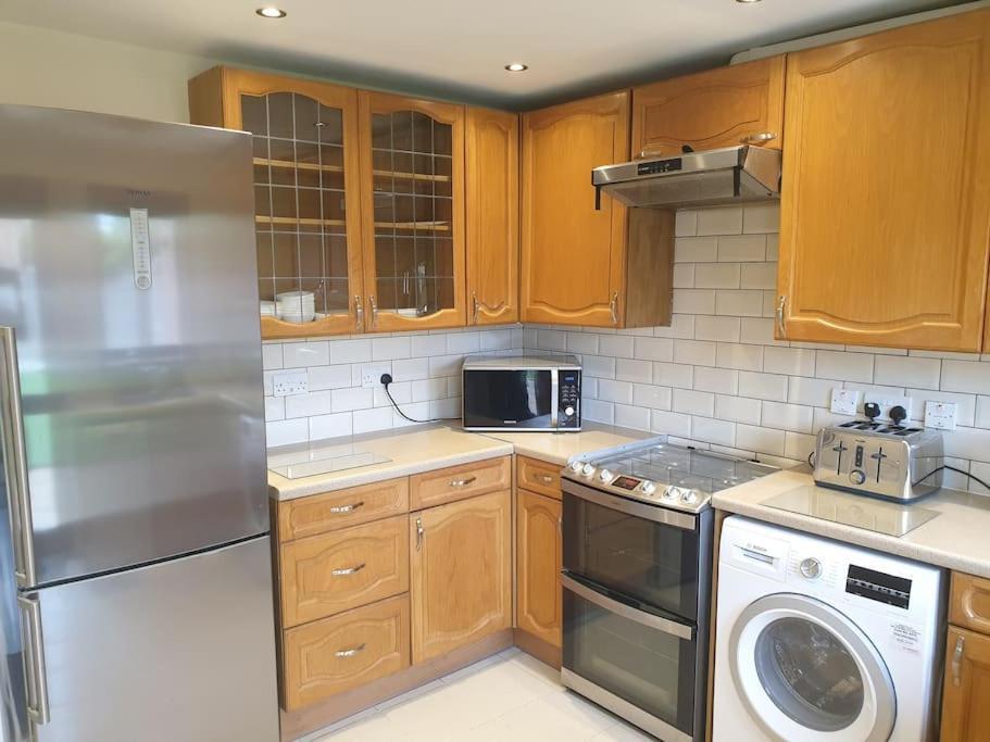London Luxury 6 Bedroom Family House Sleeps 12 People Parking For 4 Cars Close To Tube. Chigwell Eksteriør bilde