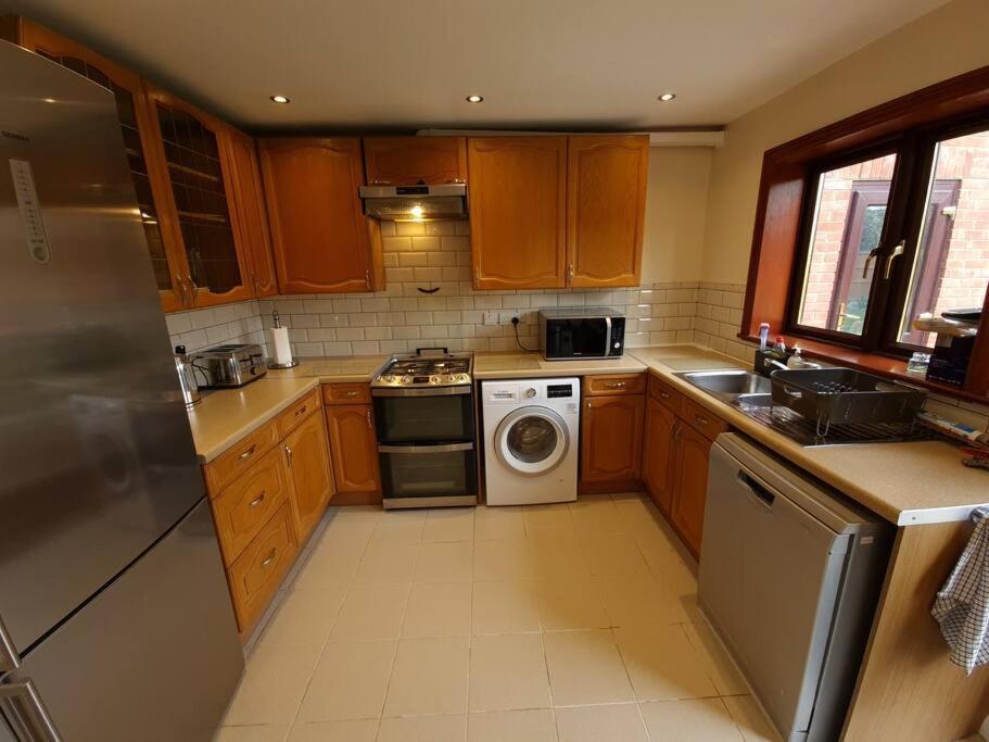 London Luxury 6 Bedroom Family House Sleeps 12 People Parking For 4 Cars Close To Tube. Chigwell Eksteriør bilde