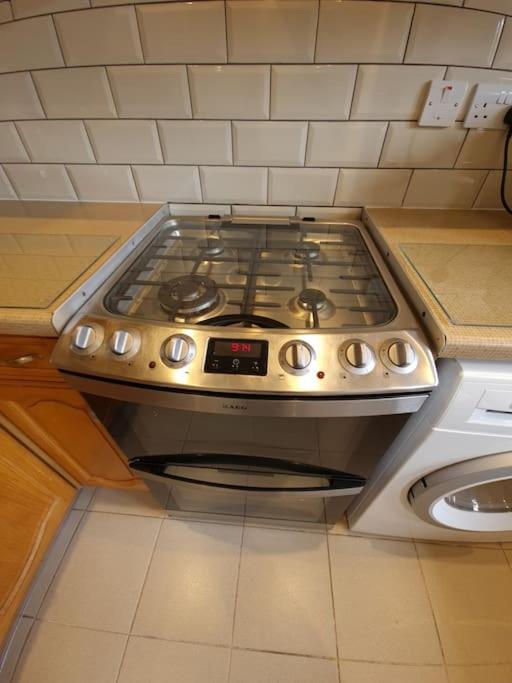 London Luxury 6 Bedroom Family House Sleeps 12 People Parking For 4 Cars Close To Tube. Chigwell Eksteriør bilde