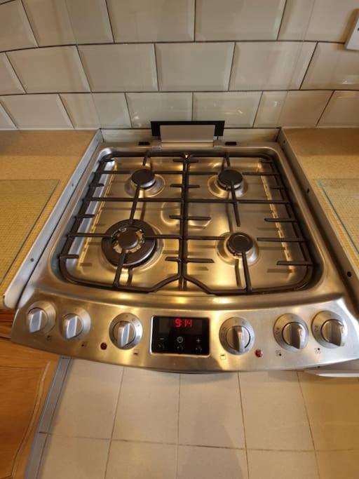 London Luxury 6 Bedroom Family House Sleeps 12 People Parking For 4 Cars Close To Tube. Chigwell Eksteriør bilde