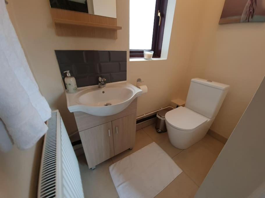 London Luxury 6 Bedroom Family House Sleeps 12 People Parking For 4 Cars Close To Tube. Chigwell Eksteriør bilde