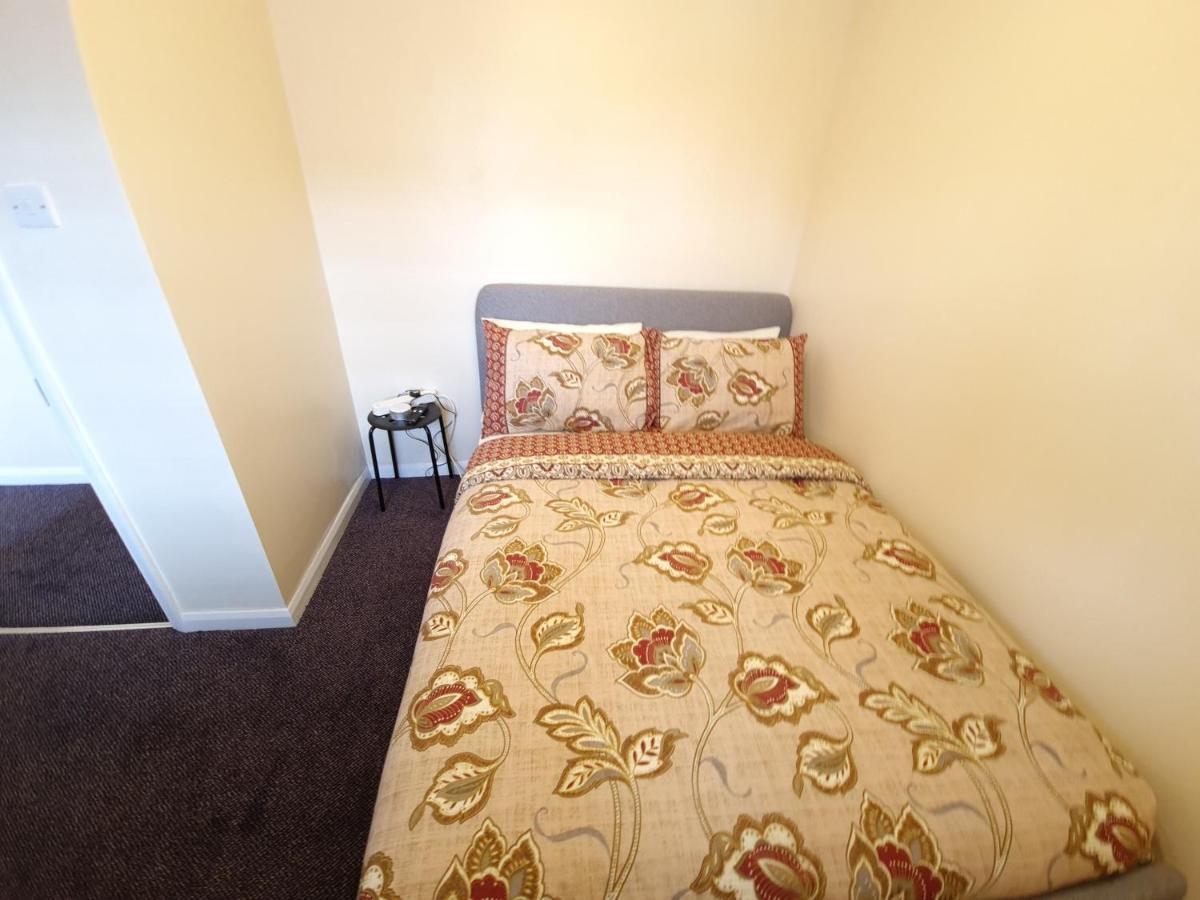 London Luxury 6 Bedroom Family House Sleeps 12 People Parking For 4 Cars Close To Tube. Chigwell Eksteriør bilde