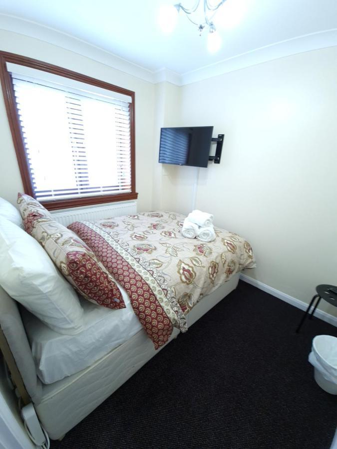 London Luxury 6 Bedroom Family House Sleeps 12 People Parking For 4 Cars Close To Tube. Chigwell Eksteriør bilde
