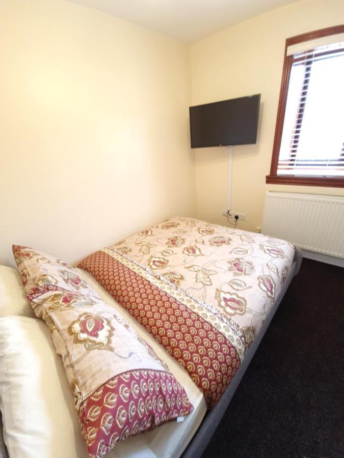 London Luxury 6 Bedroom Family House Sleeps 12 People Parking For 4 Cars Close To Tube. Chigwell Eksteriør bilde