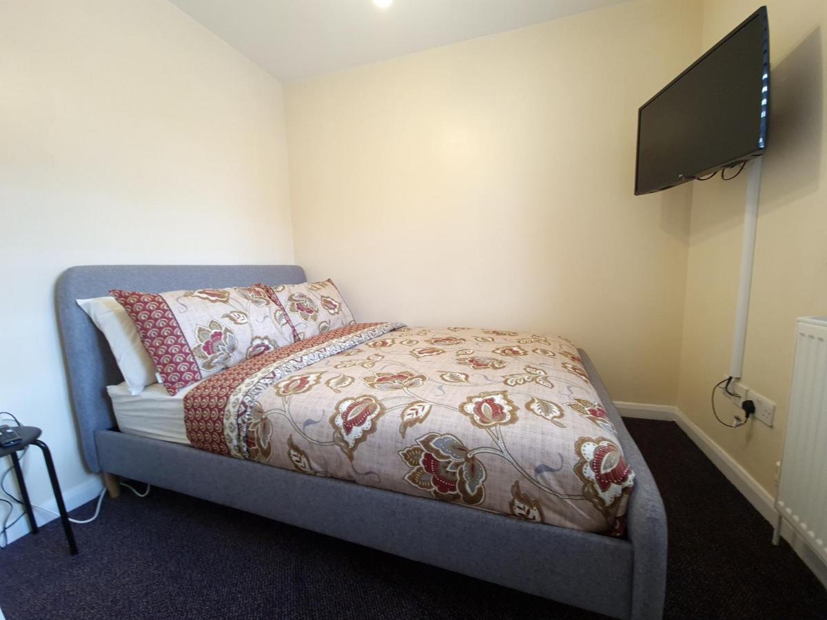 London Luxury 6 Bedroom Family House Sleeps 12 People Parking For 4 Cars Close To Tube. Chigwell Eksteriør bilde